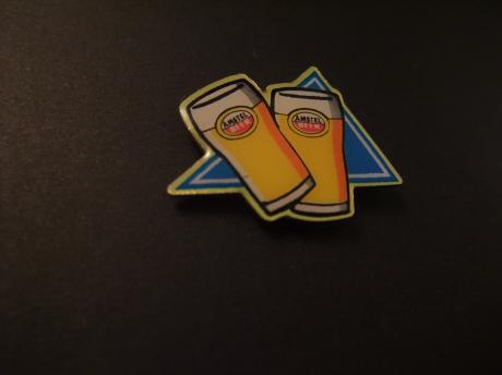 Amstel bier twee glazen proosten